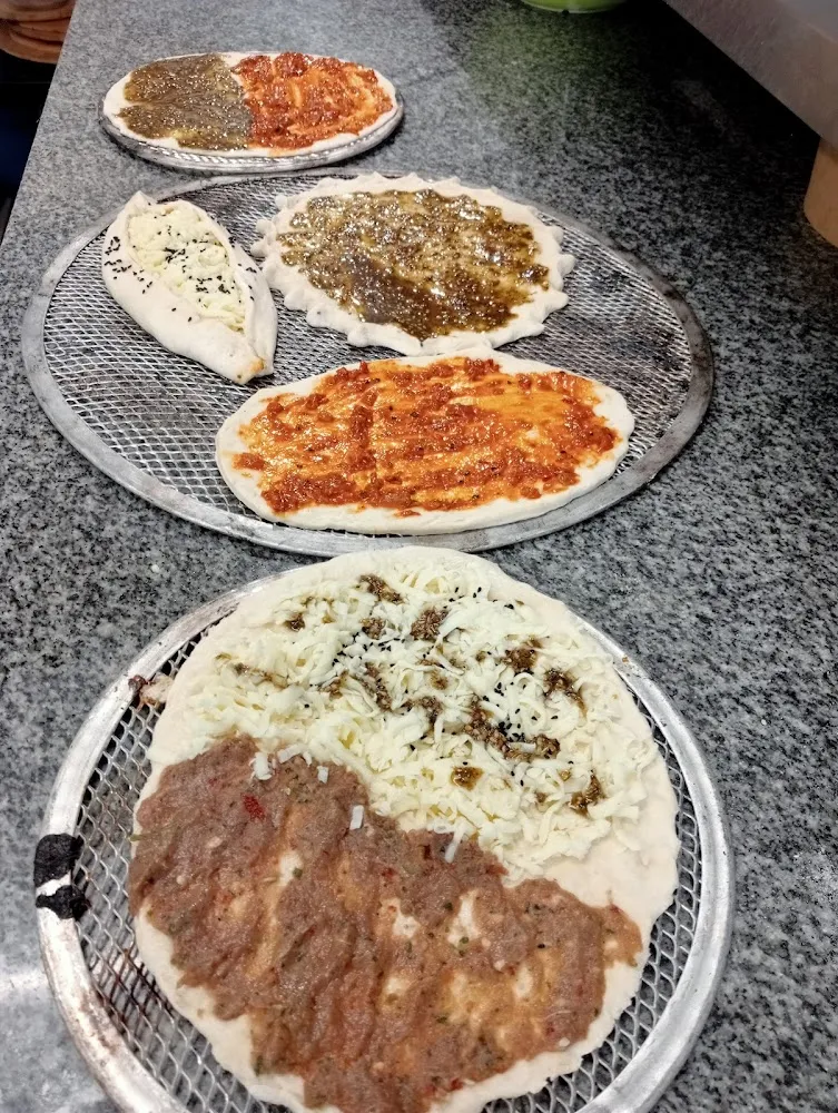 Un Ensemble de Tartes Et Pâtisseries Avec Viande Thym Fromage Et Mélange